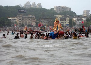 Immersion d'une statue de Ganesh