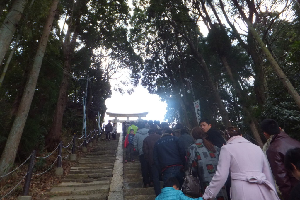 La file d'attente devant un temple shinto au jour du 1er janvier.