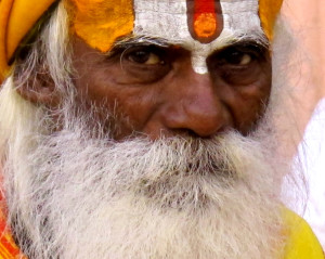 Visage d'un sadhu, un ascète indien qui pratique souvent une forme ou une autre de yoga. À Varanasi | Source Karl-Stephan Bouthillette