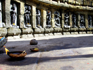 Perspective sur le contour intérieur d'un temple de Yogini (femmes yogins), en Inde du Sud, Orissa. Il n'existe que trois temples de ce genre en Inde, tous en forme de cercle et à ciel ouvert | Source Karl-Stephan Bouthillette