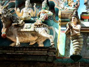 Représentation de Patanjali, l'auteur des Yoga Sutra, sur la paroie d'un temple du Tamil Nadu. Patanjali est souvent représenté dans la forme mythique mi-homme mi-serpent | Source Karl-Stephan Bouthillette