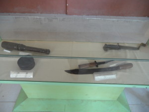 Armes utilisées par les Khmers rouges pour massacrer la population du village de Ba truc | Photo : Phuoc Thien Tran