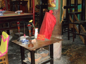 Un autel dédié à une divinité taoïste et le nombre de prières nécessaire | Photo : Phuoc Thien Tran