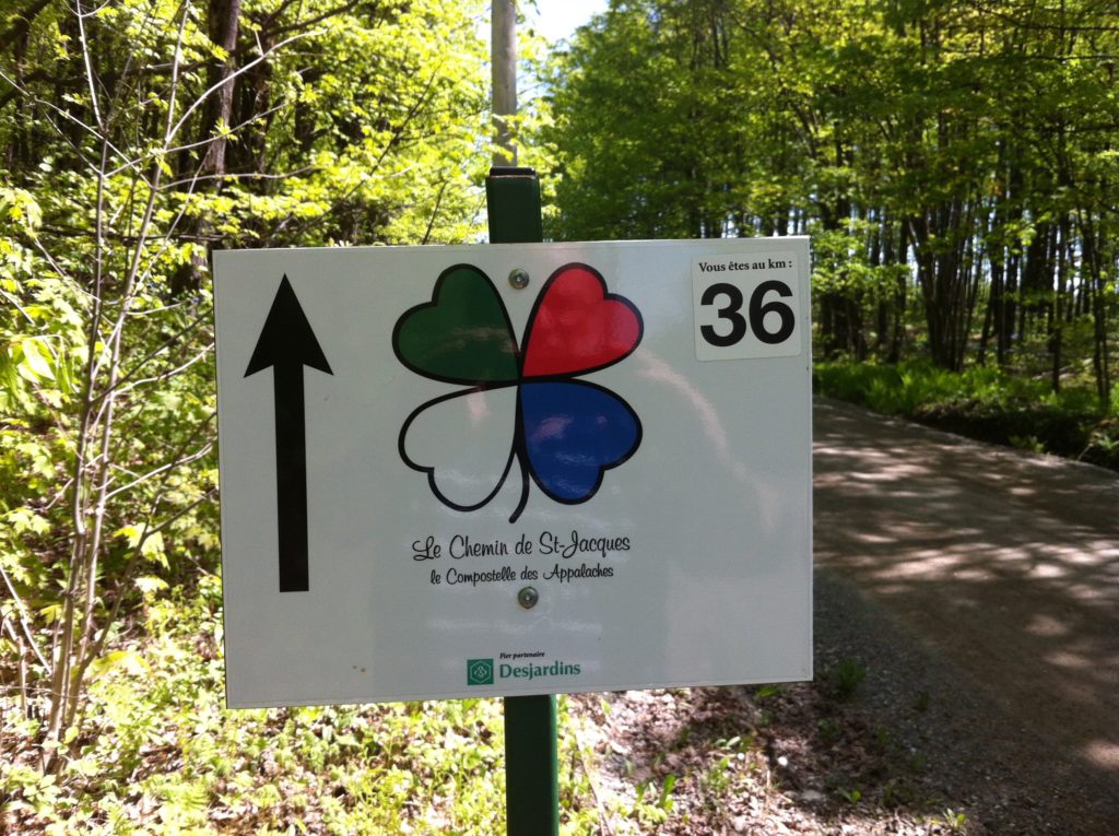 Une pancarte indiquant le kilomètre 36 du "Chemin de St-Jacques, le Compostelle des Appalaches".